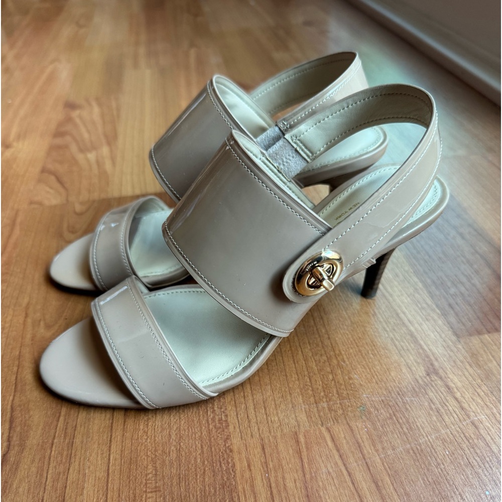 👠 COACH Beige Nude Kitten Heels